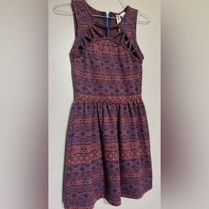Woman short dress with open neck